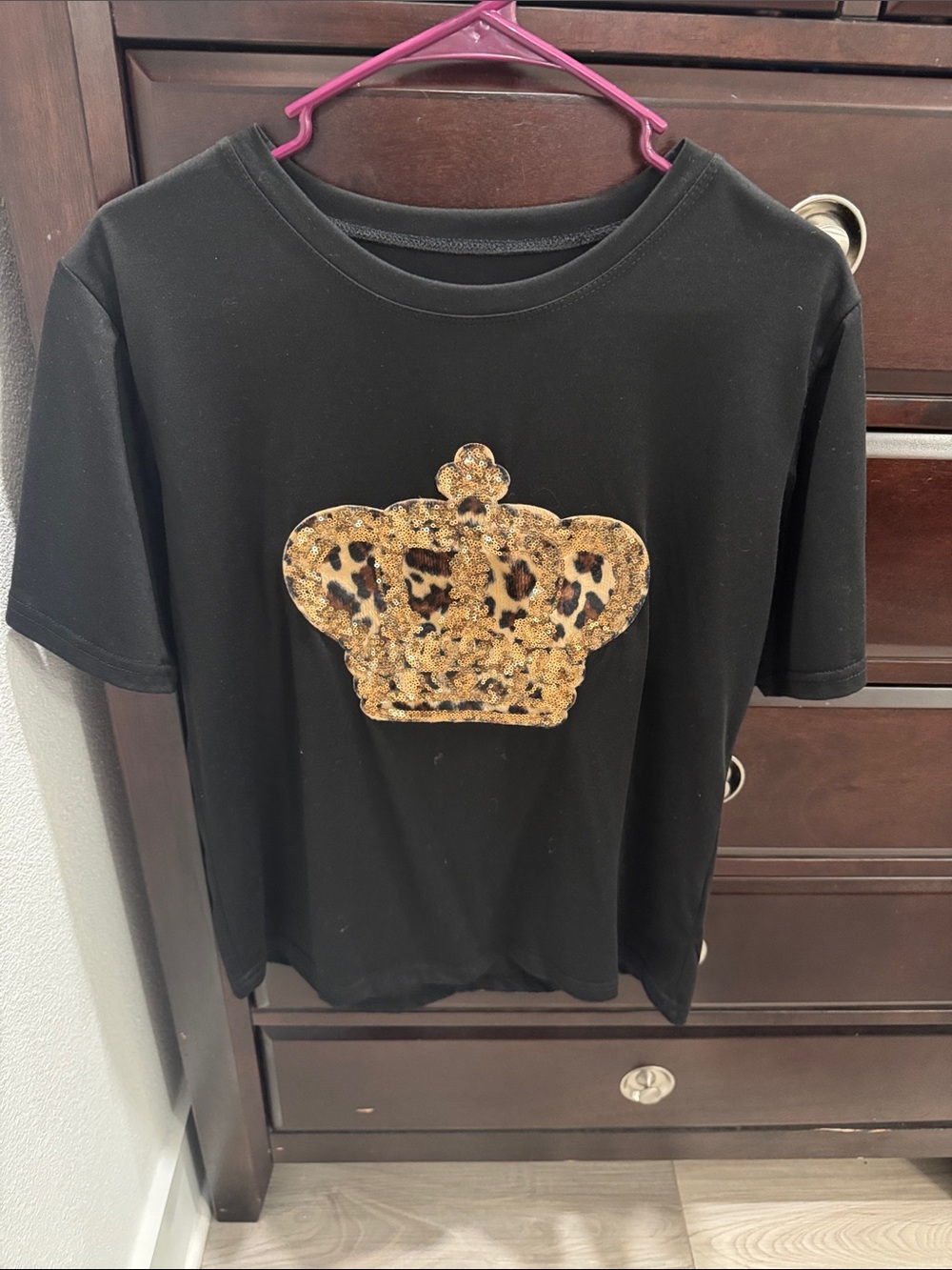 Black Short Sleeve Queen Tee with Leopard Crown Applique